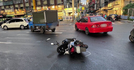 新莊騎士街頭被擊落 小貨車強行左轉驚險畫面曝