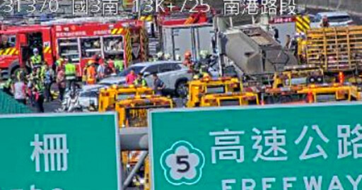 國3南下南港段6車撞一團 7人受傷均平安脫困「內線車道開放行駛中」