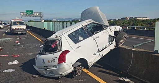 國3自撞事故！轎車衝上分隔島「頭尾全爛」 1昏迷1骨折急送醫