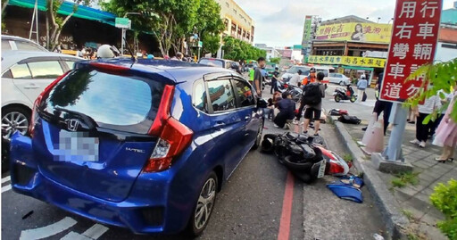 台南鬧區下班尖峰驚見轎車「逆向猛撞」 波及8車4人受傷