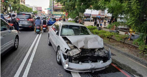 台南鬧區下班尖峰驚見轎車「逆向猛撞」 波及8車4人受傷