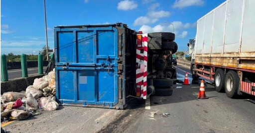 台61翻車意外！貨車突爆胎回收物散落車道 害整個上午大塞車