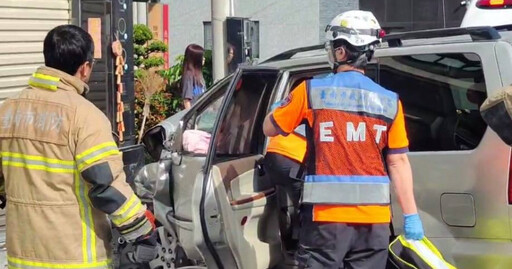 台南轎車暴衝民宅！車頭全毀畫面曝 6旬夫妻疑「爬山太累」自撞