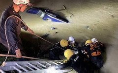 轎車墜入屏東河濱公園溝渠「遭滅頂」 7旬男駕駛受困溺斃