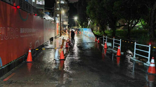 大雷雨夜襲新北！汐止再傳災情 「水淹半輪胎高」小客車卡路中間