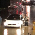 大雷雨夜襲新北！汐止再傳災情 「水淹半輪胎高」小客車卡路中間