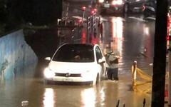 大雷雨夜襲新北！汐止再傳災情 「水淹半輪胎高」小客車卡路中間