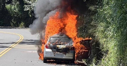 彰化芬園傳火燒車！狂竄濃煙「燒到剩骨架」 車上3人驚險急逃保命