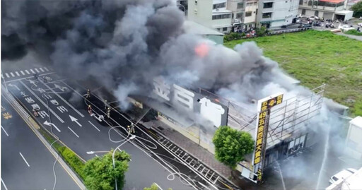 驚魂一刻！台南五金賣場突發烈火滾滾濃煙沖天 幸無人員傷亡