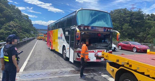 國道3號遊覽車未注意車前狀況 3車連環相撞所幸無人傷亡