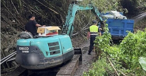 誤信導航開入山區險境！貨車駕駛陷落山壁 警方與挖土機聯手救援