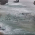 無視「海灘插紅旗」！ 2遊客奔小琉球玩SUP秒被大浪掀翻