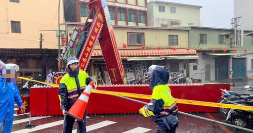 颱風「山陀兒」肆虐高雄！旗津遭海水倒灌 元亨寺牌樓倒塌