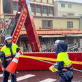 颱風「山陀兒」肆虐高雄！旗津遭海水倒灌 元亨寺牌樓倒塌