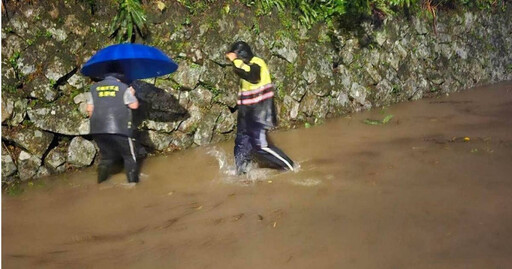 山陀兒暴雨狂降！瑞芳道路水淹至小腿肚 警頂風雨清積水