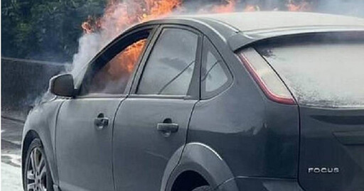 開到一半竄火煙！台74甲轎車「燒成廢鐵」 駕駛驚險急逃保命