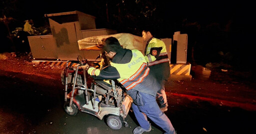 出事了阿伯！電動車開一半沒電顧路 樹林警冒雨推車護送7旬翁返家