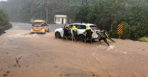 山陀兒夾帶強風豪雨！金山遇大雷雨襲擊 新北市4區明停班停課