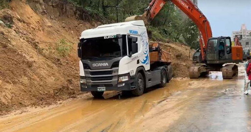 基隆驚險土石流！新豐街汽機車遭掩埋 市府緊急搶通道路盼儘速恢復