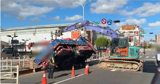 新莊驚傳施工意外！貨車當街翻肚疑過重釀禍 驚險畫面曝光