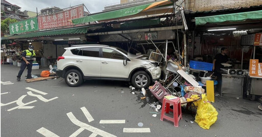 快訊／北市迪化街車禍！轎車暴衝撞進店 1女遭波及受傷急送醫