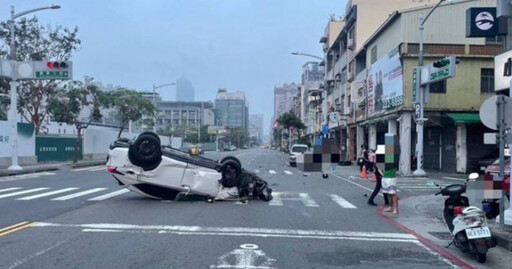 載女友下班打瞌睡！高雄轎車擊落3車釀2傷 「烏龜翻」畫面曝