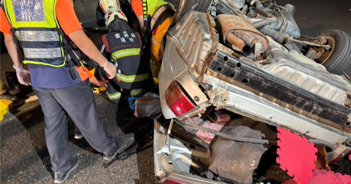 國道3號驚悚車禍！廂型車撞翻覆轎車 釀2死5傷現場畫面曝光