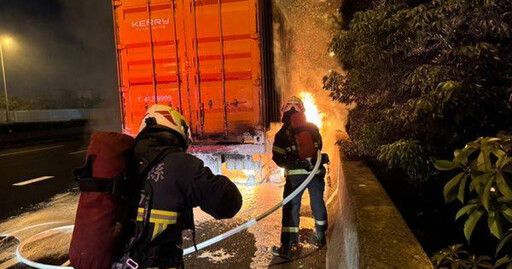 國1聯結車火燒驚魂！載送木棧板途中突起火 駕駛跳車逃生無傷亡