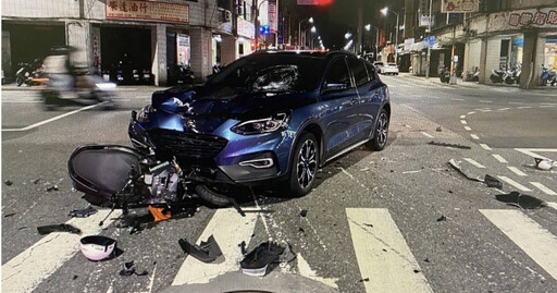 五股深夜驚傳車禍 轎車左轉當街擊落少年 車頭全毀慘況曝