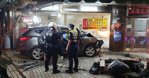 快訊／北市內湖嚴重車禍！汽車暴衝進騎樓 3人無生命跡象