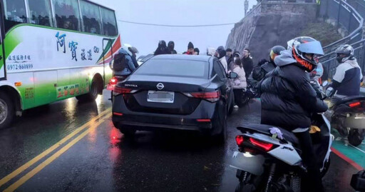 「追星族」衝合歡山武嶺！黑車停路中央害大塞車 警開單後民眾狂叫好