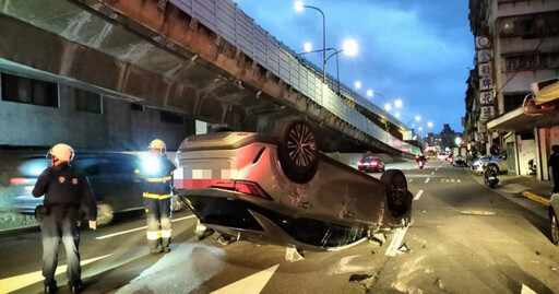 北市大同環河北路轎車擦撞路邊車輛慘翻覆！駕駛身上全酒味 驚人酒測值曝