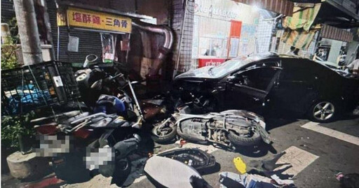 台南保齡球式車禍！男駕車過彎「掃整排9機車」 害5店家受波及