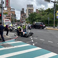 三重女騎士高速過彎猛撞直行轎車 人車噴飛路邊全身擦挫傷送醫