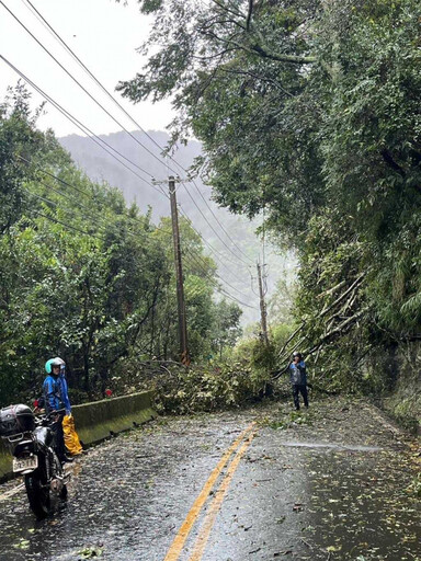 強颱康芮肆虐！梨山狂風暴雨驚現土石流 24遊客無奈滯留山上