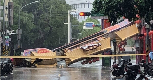 快訊／康芮狂吹！板橋慈惠宮牌樓倒了 廂型車車驚險閃過