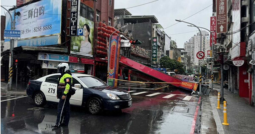 快訊／康芮狂吹！板橋慈惠宮牌樓倒了 廂型車車驚險閃過