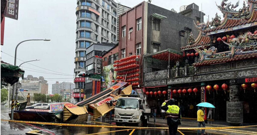 快訊／康芮狂吹！板橋慈惠宮牌樓倒了 廂型車車驚險閃過