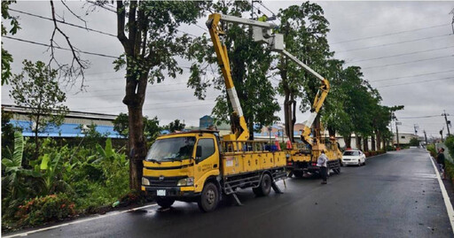 康芮來襲！台電人員坐路邊吃便當邊搶修 曝「停電戶數已逼近30萬」