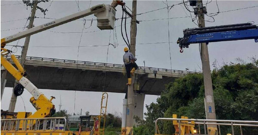 康芮來襲！台電人員坐路邊吃便當邊搶修 曝「停電戶數已逼近30萬」