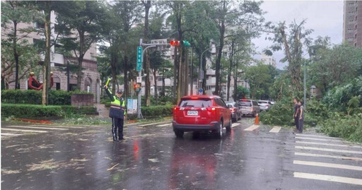 康芮過後街道滿目瘡痍 北市交大增派215人疏導交通