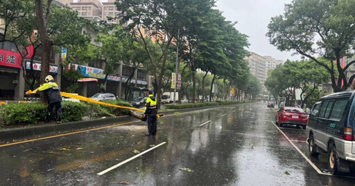 樹林警深夜摸黑行動探路 勘查受災狀況順利挺過颱風後上班日