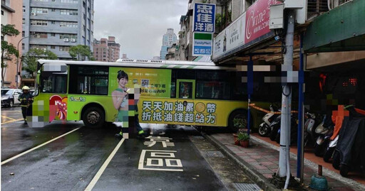 驚悚畫面曝！北市公車倒退嚕撞進對向便利商店 店家天花板全毀