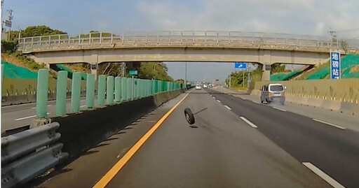 國道驚見血滴子！前車噴出「飛輪」路上亂跳 後車驚呼：生死一瞬！