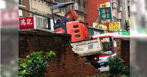 上坡剎車突故障！淡水小貨車「倒退嚕直衝」撞破真理大學圍牆