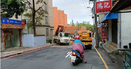 上坡剎車突故障！淡水小貨車「倒退嚕直衝」撞破真理大學圍牆