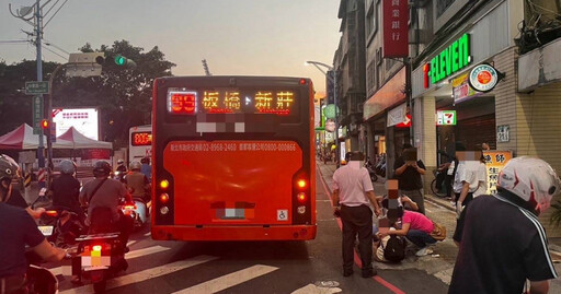 剛走上斑馬線就被公車撞！ 行人險卡巨輪驚險畫面曝光