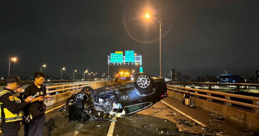 台64傳車禍！高速撞上救援車輛 小客車翻覆橫躺路邊