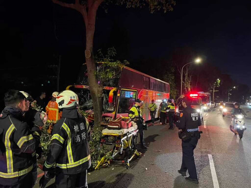 桃園育達校車自撞路樹 駕駛、學生8人輕傷送醫無生命危險