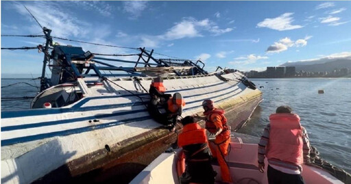 基隆漁船沙崙海域驚險擱淺 海巡急救8人全數平安脫困